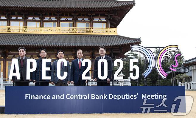 '아시아태평양경제협력체(APEC) 2025 KOREA' 준비상황 점검에 나선 권영세 국민의힘 비상대책위원장이 5일 오후 경북 경주시 엑스포로 황룡원을 찾아 시설을 둘러보던 중 기념촬영을 하고 있다. 2025.3.5/뉴스1 ⓒ News1 이재명 기자