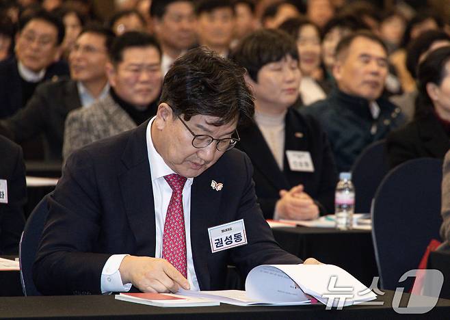 권성동 국민의힘 원내대표가 5일 오후 경북 경주시 엑스포로 더케이호텔 경주에서 열린 부산·대구·울산·경북·경남 기초의원 연수에서 발표 자료를 살펴보고 있다. 2025.3.5/뉴스1 ⓒ News1 이재명 기자