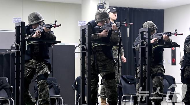 육군 제51보병사단의 2025년 첫 예비군훈련이 실시된 6일 경기 화성시 수원·화성·오산과학화예비군훈련장에서 예비군들이 영상모의 사격, 시가지 전투 등 훈련을 받고 있다. 2025.3.6/뉴스1 ⓒ News1 경기사진공동취재단