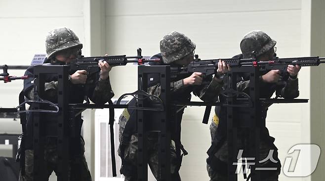 육군 제51보병사단의 2025년 첫 예비군훈련이 실시된 6일 경기 화성시 수원·화성·오산과학화예비군훈련장에서 예비군들이 영상모의 사격, 시가지 전투 등 훈련을 받고 있다. 2025.3.6/뉴스1 ⓒ News1 경기사진공동취재단