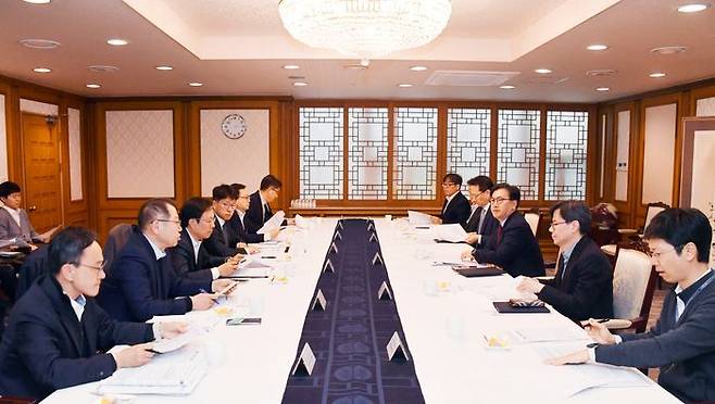 지난달 금융권 가계대출이 한 달 전보다 5조원가량 치솟았다. ⓒ연합뉴스