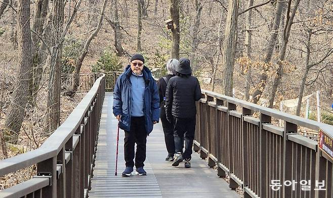 지난달 28일 부천자연생태공원을 찾은 시민들이 무릉도원수목원에 설치된 나무다리를 건너고 있다. 2012년 7월 문을 연 이 공원의 면적은 23만여 m²에 이른다. 김영국 채널A 스마트리포터 press82@donga.com