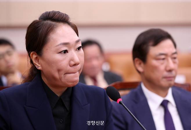 김건희 여사의 ‘공천 개입 의혹’을 제보한 강혜경(왼쪽)씨가 지난해 10월21일 국회 법사위 국정감사에 증인으로 출석해 무거운 표정으로 의원질의를 듣고 있다. 박민규 선임기자