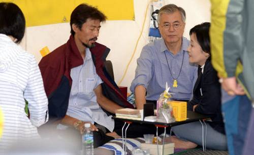 새정치민주연합 박영선 원내대표(오른쪽)가 2014년 8월20일 오전 서울 광화문광장에서 단식 농성을 하고 있는 세월호 유가족 김영오씨(왼쪽)를 찾아가 세월호 특별법 재합의안을 수용해달라고 설득하고 있다. 전날부터 단식 농성을 함께 하고 있는 같은 당 문재인 의원이 옆에서 듣고 있다. 세계일보 자료사진