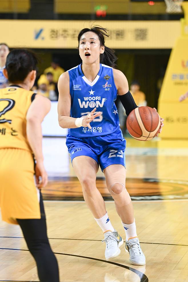 김단비가 6일 청주체육관에서 열린 '2024~25시즌 여자 프로농구(WKBL) 4강 플레이오프' 3차전에서 림을 바라보고 있다. /사진=WKBL 제공