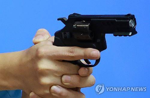 경찰 한 명에 1정씩 지급되는 '저위험 권총' (서울=연합뉴스) 홍해인 기자 = 경찰 관계자가 29일 서울 서대문구 경찰청에서 저위험 권총을 공개하며 사격 자세를 취하고 있다. 2023.8.29
hihong@yna.co.kr