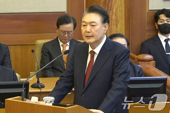 윤석열 대통령이 25일 오후 서울 종로구 헌법재판소에서 열린 대통령 탄핵심판 최종(11차) 변론기일에 출석해 최종의견을 진술하고 있다. (헌법재판소 제공. 재판매 및 DB 금지) 2025.2.25/뉴스1 ⓒ News1 민경석 기자