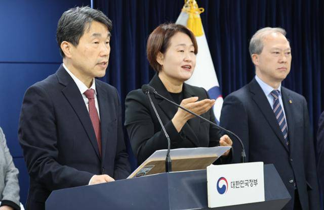 이주호 부총리 겸 교육부 장관(왼쪽)이 7일 서울 종로구 정부서울청사에서 학생 복귀 및 의대교육 정상화 관련 브리핑을 하고 있다. 뉴스1