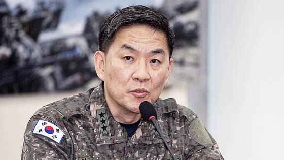 이진우 전 수도방위사령부 사령관이 지난 2월 6일 서울 여의도 국회에서 열린 윤석열 정부의 비상계엄 선포를 통한 내란 혐의 진상규명 국정조사특별위원회 제3차 청문회에서 의원 질의에 답변하고 있다. 뉴스1