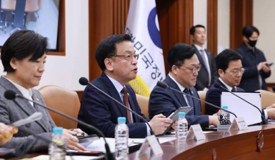 최상목(왼쪽 두 번째) 대통령 권한대행 부총리 겸 기획재정부 장관이 5일 정부서울청사에서 열린 ‘국정현안관계장관회의 겸 경제관계장관회의·산업경쟁력 강화 관계장관회의’에서 모두 발언을 하고 있다. 연합뉴스