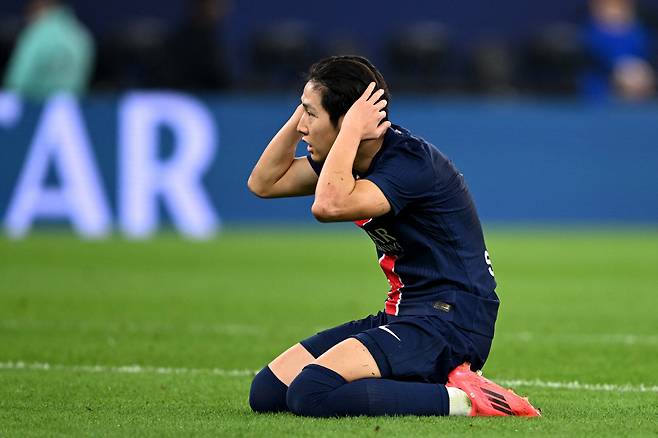 한국 축구의 차세대 에이스 '골든보이' 이강인(23)이 파리생제르맹(PSG)에서 두 시즌 만에 쫓겨날 위기에 빠졌다.
PSG의 촘촘한 스쿼드와 경쟁자들의 뜨거운 상승세 때문에 입지가 사라졌기 때문이다. PSG 구단도 냉정한 결정을 내렸다. 이강인의 재능과 한국 시장 공략의 가치를 과감히 포기할 전망이다.
이강인이 PSG에서 내쫓길 위기라는 내용은 프랑스 매체 풋01에 의해 보도됐다.
<저작권자 ⓒ 1980-2025 ㈜연합뉴스. 무단 전재 재배포 금지, AI 학습 및 활용 금지>