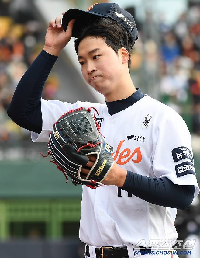 8일 청주야구장에서 열린 시범경기 두산-한화전. 4회초 엄상백이 마운드를 내려오고 있다. 청주=정재근 기자 cjg@sportschosun.com/2025.3.8/