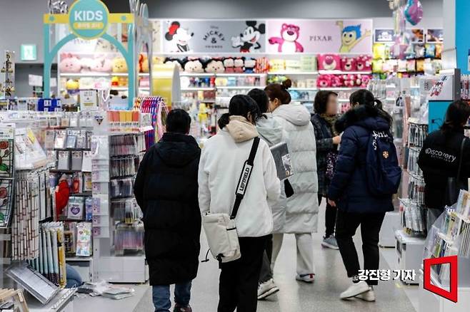 서울 양천구 다이소 이마트목동점을 찾은 고객들로 붐비고 있다. 강진형 기자