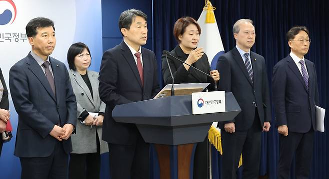 이주호 사회부총리 겸 교육부 장관이 7일 서울 종로구 정부서울청사에서 학생 복귀 및 의대교육 정상화 관련 브리핑을 하고 있다./뉴스1