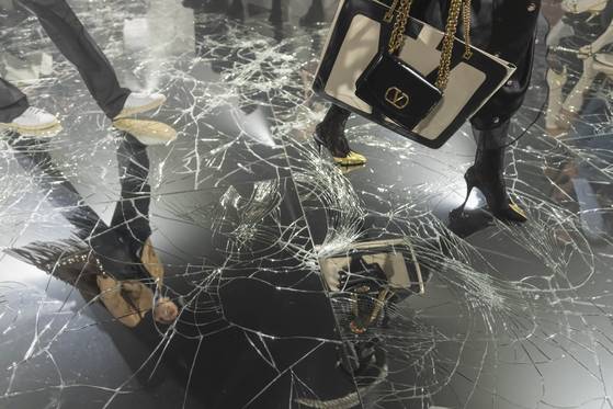 모델과 관객이 그 위를 걸을 때마다 더 깨졌던 거울 바닥. 부서지기 쉬운 인간의 취약성을 상징한 것이다. 사진 발렌티노