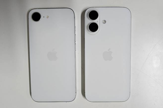 아이폰16e(왼쪽)와 아이폰16 후면. /사진=김승한 기자