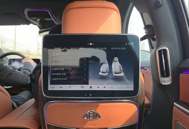 이그제큐티브 시트로 시트 각 부분을 개별적으로 조절할 수 있다. 마사지와 목·어깨 온열 기능도 제공한다./사진=김이재 기자