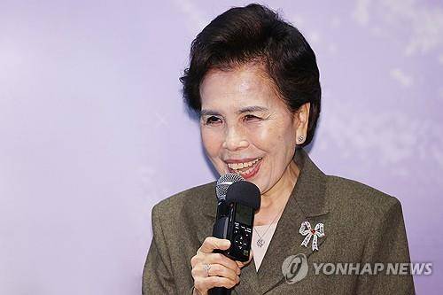 데뷔 66주년 맞은 이미자 (서울=연합뉴스) 진연수 기자 = 가수 이미자가 5일 오후 서울 마포구 스탠포드 호텔에서 열린 전통가요 헌정 공연 '맥을 이음' 기자간담회에서 인사말을 하고 있다. 2025.3.5 jin90@yna.co.kr