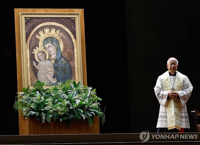 교황 쾌유 묵주 기도회 주례하는 유흥식 추기경 (바티칸 EPA=연합뉴스) 교황청 성직자부 장관인 유흥식 추기경이 7일(현지시간) 바티칸 성 베드로 광장에서 프란치스코 교황의 건강 회복을 위한 묵주 기도회를 주례하고 있다. 2025.03.07 photo@yna.co.kr