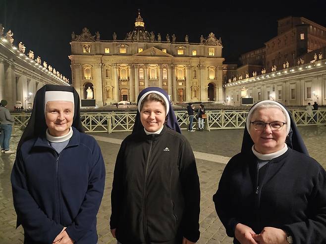 폴란드에서 온 엘리자베타 수녀 (바티칸 연합뉴스) 신창용 특파원 = 7일(현지시간) 바티칸 성 베드로 광장에서 열린 프란치스코 교황 건강 회복 기원 묵주 기도회에 참석한 엘리자베타 수녀(오른쪽)가 연합뉴스와 인터뷰 뒤 사진 촬영에 응하고 있다. 2025.03.07 changyong@yna.co.kr