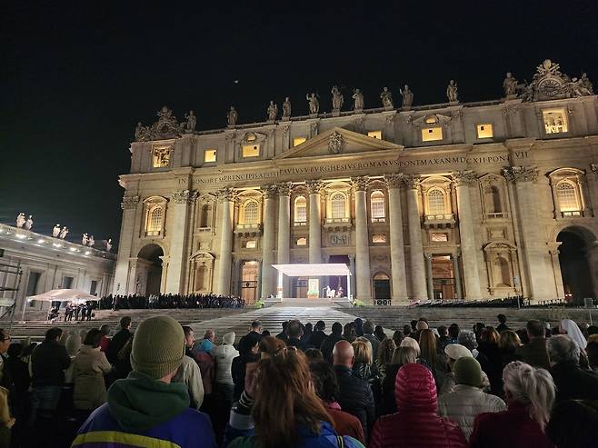 바티칸 성 베드로 광장에서 열린 교황 쾌유 기원 묵주 기도회 (바티칸=연합뉴스) 신창용 특파원 = 7일(현지시간) 바티칸 성 베드로 광장에서 프란치스코 교황의 건강 회복을 위한 묵주 기도회가 열리고 있다. 2025.03.07 changyong@yna.co.kr