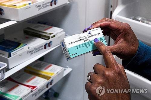 MMR 백신 (미국 텍사스주 러벅 로이터=연합뉴스) 홍역이 유행하고 있는 미국 텍사스주 러복에서 2025년 3월 6일 의사 애나 몬타네스 씨가 홍역·풍진·볼거리(MMR) 백신을 손가락으로 가리키고 있다. (REUTERS/Annie Rice) 2025.3.8.