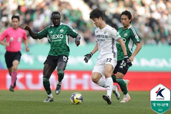 강원FC 이상헌과 전북현대 보아텡. 사진┃한국프로축구연맹