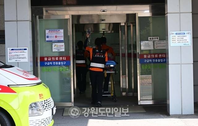 ▲ 119 구급대원들이 환자를 응급의료센터로 이송하고 있다. 강원도민일보 자료사진