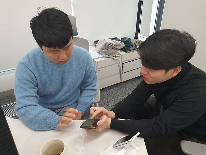 양철윤 이사(왼쪽)와 장승진 과장이 인사 관련 회의를 하고 있다. 윤현주 기자