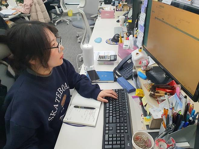 최고운 사원이 회계 업무를 보고 있다. 윤현주 기자