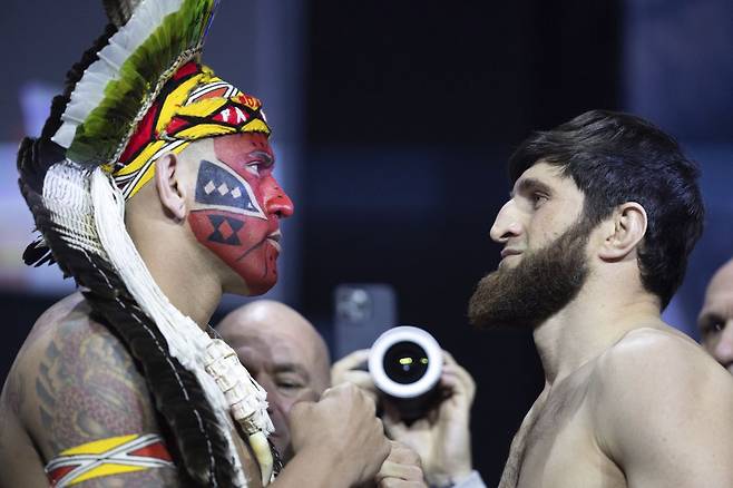 7일(현지시간) 미국 라스베이거스에서 열린 UFC 313 계체 행사에서 라이트헤비급 챔피언 알렉스 페레이라(왼쪽)와 도전자 마고메드 안칼라예프(오른쪽)가 맞서고 있다. AP연합뉴스