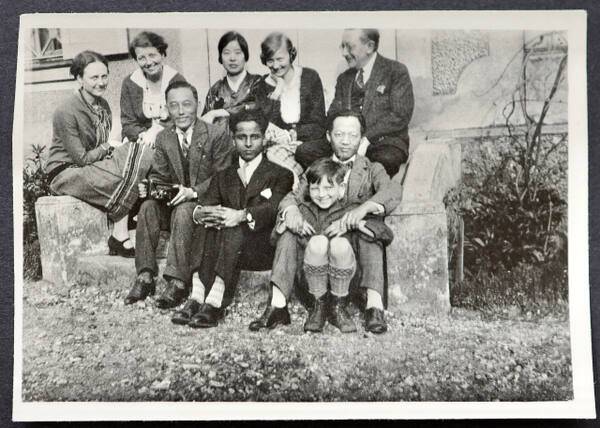 나혜석의 프랑스 르 베지네 체류 시기 사진. (앞줄 왼쪽부터)김우영, 미상, 서영해, 샬레의 아들. (뒷줄 왼쪽부터) 샬레의 장녀, 샬레 부인, 나혜석, 샬레의 차녀, 샬레. 수원시립미술관 제공