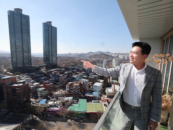 손지호 네오밸류 의장이 지난달 20일 서울 성동구 '누디트 서울숲'에서 성수동의 특징에 대해 설명하고 있다. 이충우 기자