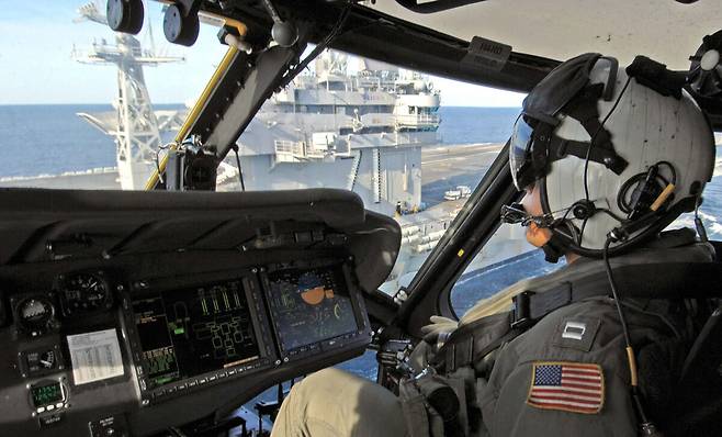 미 해군 조종사가 MH-60R을 조종하면서 미 핵항모 드와이트 아이젠하워함에 접근하고 있다. 조종석이 다기능 디스플레이가 갖춰져 있다. 세계일보 자료사진