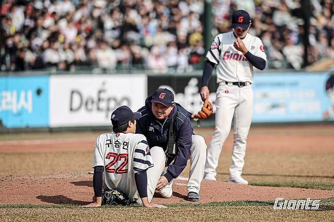 ▲ 롯데 구승민이 9일 부산 사직구장에서 열린 2025 KBO 시범경기 KIA 타이거즈와의 경기에서 김규성의 타구에 왼쪽 정강이뼈 안쪽을 맞았으나 큰 부상으로 번진 것은 아닌 것으로 보인다. ⓒ롯데 자이언츠