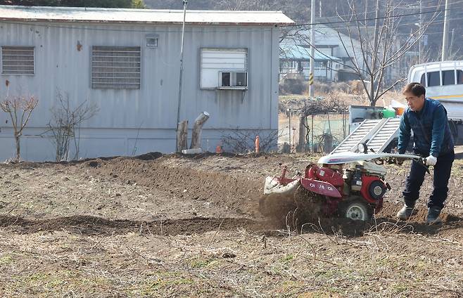 '감자 재배 준비' (대구=연합뉴스) 박세진 기자 = 7일 경북 경산시 남방동 한 밭에서 농민 박모씨가 감자를 심기 위해 농업용 기계로 밭을 갈고 있다. 2025.3.7 psjpsj@yna.co.kr