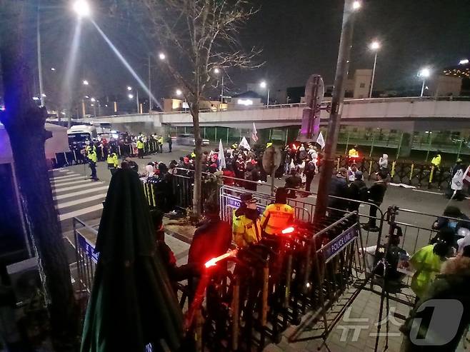 지난 7일 서울 한남동 대통령 관저 앞, 취재진의 출입이 제한된 가운데 탄핵 반대 집회 참여자와 보수 성향 유튜버들이 관저 앞에 도열해 있다.2025.3.7/뉴스1 ⓒ News1 이강 기자