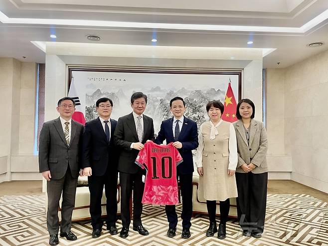 왼쪽부터 정경구 HDC현대산업개발 대표, 김회언 HDC 대표, 정몽규 HDC그룹 회장, 다이빙 주한 중국대사(HDC그룹 제공)