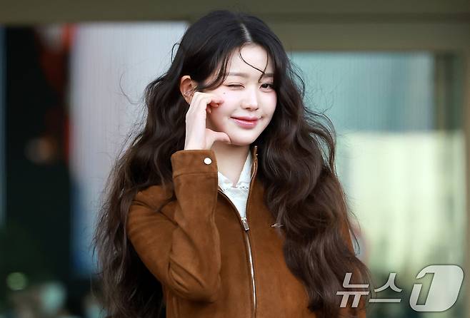 아이브 장원영이 10일 오전 패션쇼 참석 차 인천국제공항 제2터미널을 통해 프랑스 파리로 출국에 앞서 포즈를 취하고 있다. 2025.3.10/뉴스1 ⓒ News1 김진환 기자