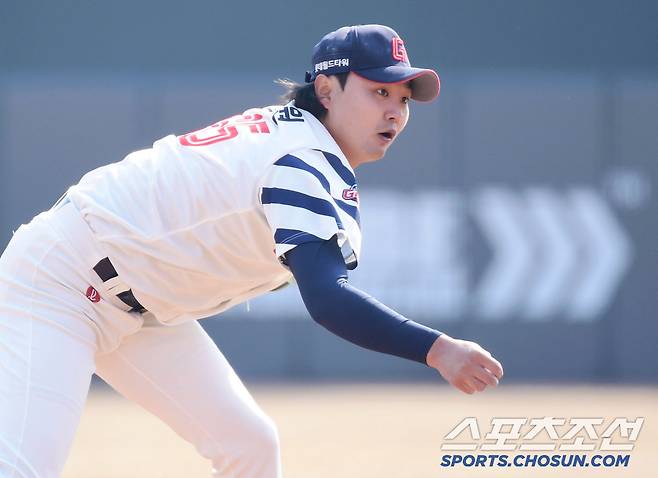 롯데 유니폼을 입고 부산팬들 앞에서 첫 투구를 펼친 롯데 정철원.