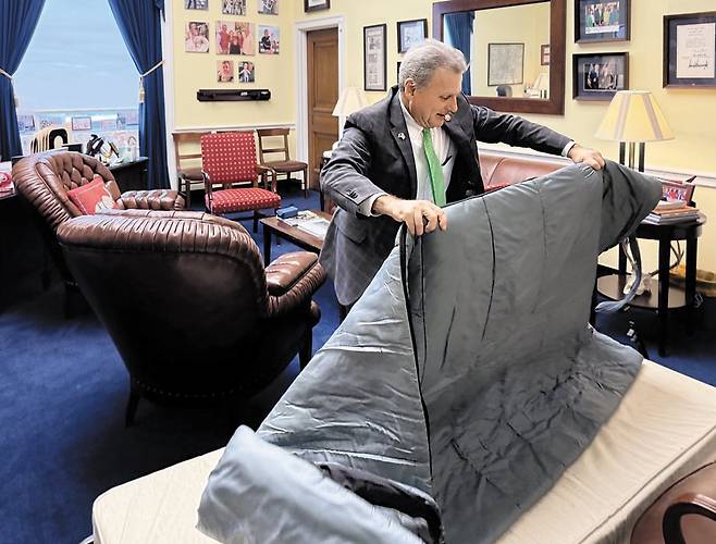 버디 카터 미국 하원 의원(공화당·조지아)이 지난 6일 워싱턴 DC 레이번 하우스(의원회관) 의원실 바닥에 침낭을 펼치고 있다. 카터 의원은 2014년 11월 첫 당선 이후 약 10년째 의정 활동이 있는 주중엔 의원실 숙박을 하고 있다. 시간과 돈을 아끼기 위해서다. 미 공화당·민주당 의원 60여 명이 현재 의원실 ‘장기 숙박’을 하고 있다고 알려졌다. /박국희 특파원