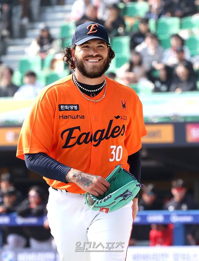 10일 오후 인천SSG랜더스필드에서 열린 2025 KB0리그 SSG 랜더스와 한화 이글스의 프로야구 시범경기에서 선발 폰세가 교체되며 환하게 웃고 있다. 인천=김민규 기자/2025.03.10/