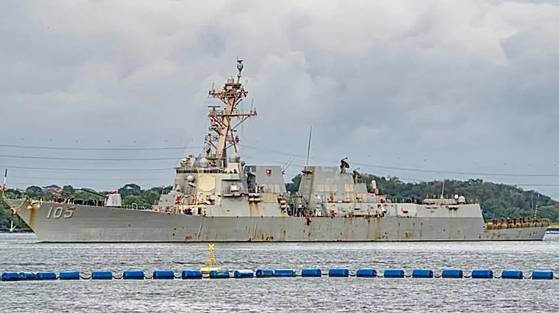 여러 곳에 녹슨 채 싱가폴에 입항한 USS 듀이. X@WarshipCam)