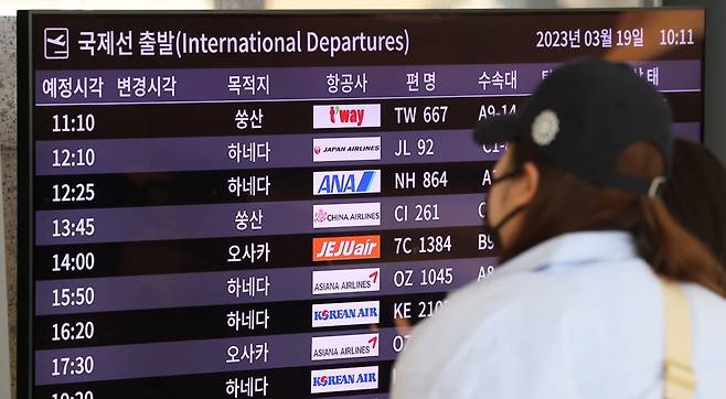 서울 강서구 김포국제공항 일본항공 체크인 카운터에서 승객들이 발권을 하기 위해 기다리고 있는 모습. 사진=한국경제신문 김범준 기자