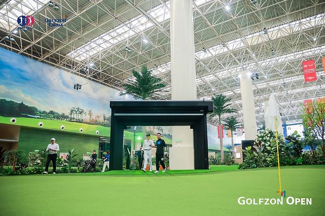 지난 3월 1일 중국 톈진 시티골프에서 열린 ‘2025년 중국 실내 골프 오픈 & GOLFZON 중국 오픈‘ 예선전에서 참가 선수들이 스크린 티샷 이후 경기를 위해 그린존으로 이동하고 있다. 골프존