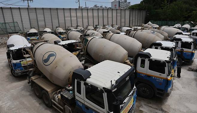 경기도의 한 시멘트공장 차고지에 레미콘 믹스트럭들이 주차돼 있다. 매경DB