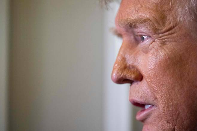 도널드 트럼프 미국 대통령이 9일(현지시간) 플로리다주 웨스트 팜비치에서 워싱턴 백악관으로 돌아오는 전용기서 취재진을 만나 “우크라이나에 대한 정보 제공 차단은 거의 해제했다"고 말하고 있다. 2025.03.10 /AFPBBNews=뉴스1