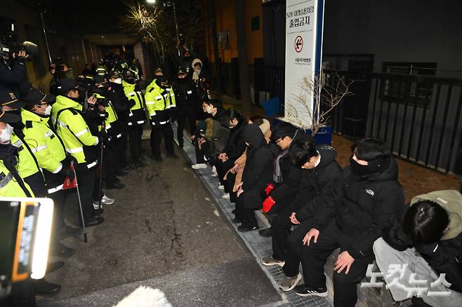 지난 1월 18일 윤석열 지지자들이 법원 담장을 넘어와 경찰들에게 연행되고 있다. 황진환 기자