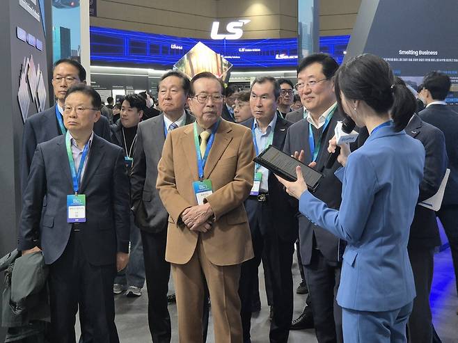 김재철 동원그룹 명예회장(가운데)이 지난 5일 인터배터리2025에서 에코프로 부스를 방문해 김윤태 에코프로이노베이션 대표(오른쪽서 두 번째)에게 설명을 듣고 있다.