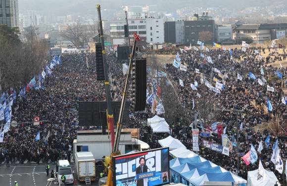 안국동에선 “탄핵 찬성” - 지난 8일 서울 종로구 안국동 사거리에서 탄핵 찬성 집회인 ‘야5당 공동 내란종식·민주헌정수호를 위한 윤석열 파면 촉구 범국민대회’가 열린 모습. 연합뉴스